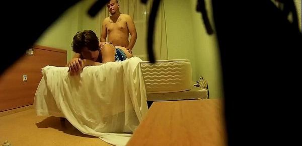  Voyeur en un hotel, pillada a la gorda y su primo comiéndose el culo, la polla y el coño...